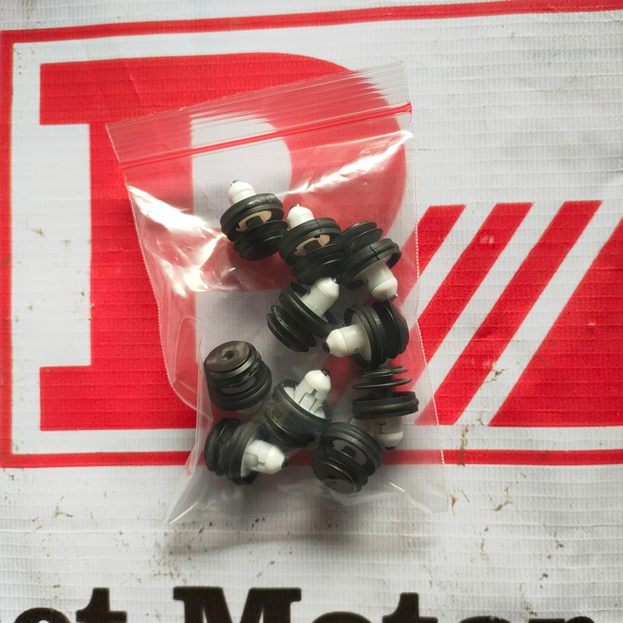 Clip body bmw G30 kondisi baru