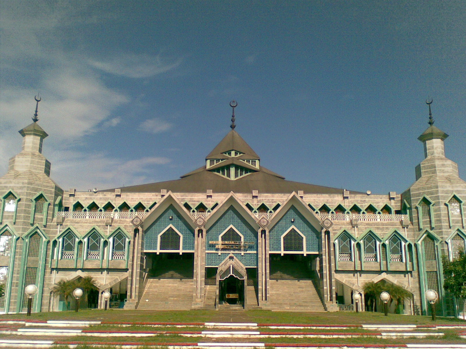 Masjid AL-MARKAZ AL-ISLAMI JENDERAL M. JUSUF